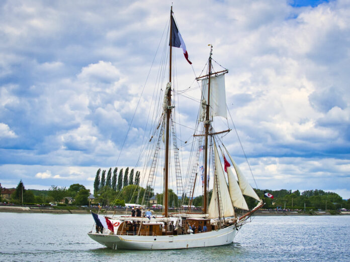 Goélette Belle Poule sur la Seine en France pour l'exposition Armada navire la belle poule - transport naval