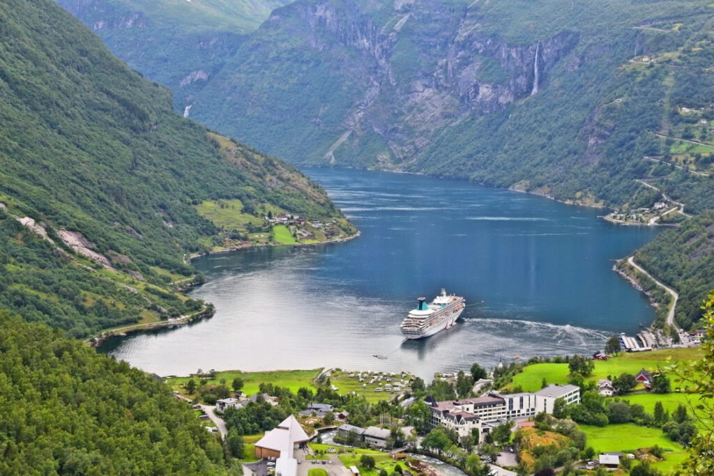 Top 10 des plus beaux ports maritimes du monde - Transportnaval.com-transport-naval - port-de-geiranger-norvege