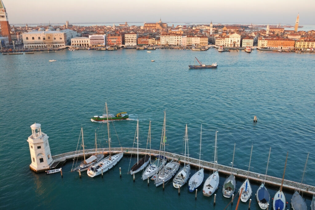 Top 10 des plus beaux ports maritimes du monde - Transportnaval.com-transport-naval - port-de-venise-italie